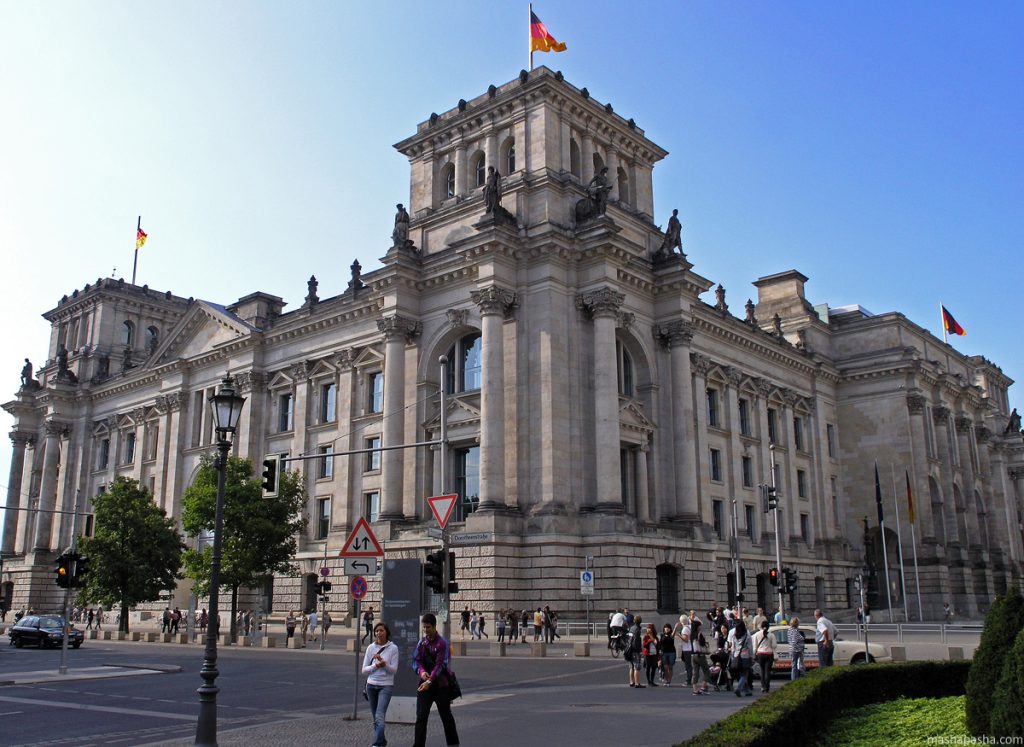 Una torre de esquina del edificio del Reichstag en Berlín