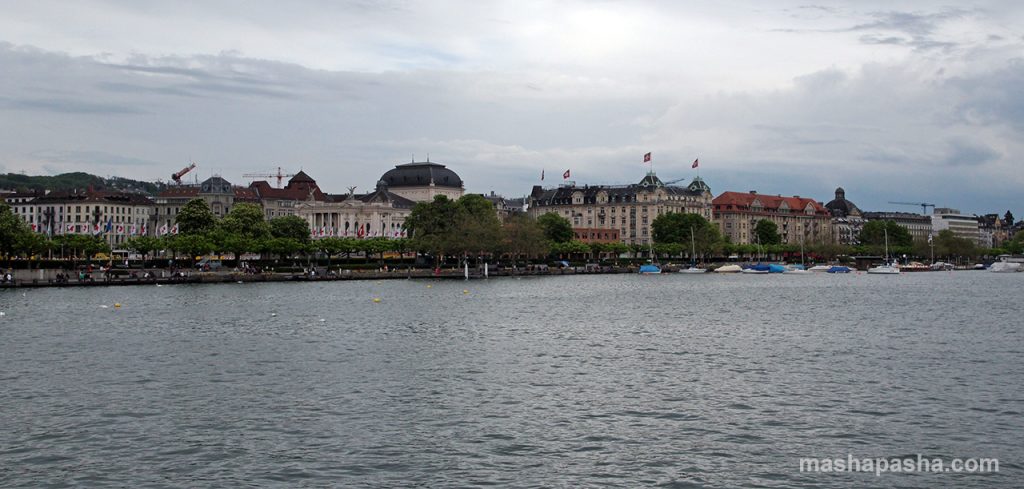 The beginning of the pedestrian promenade in the eastern part of the Zurich embankment