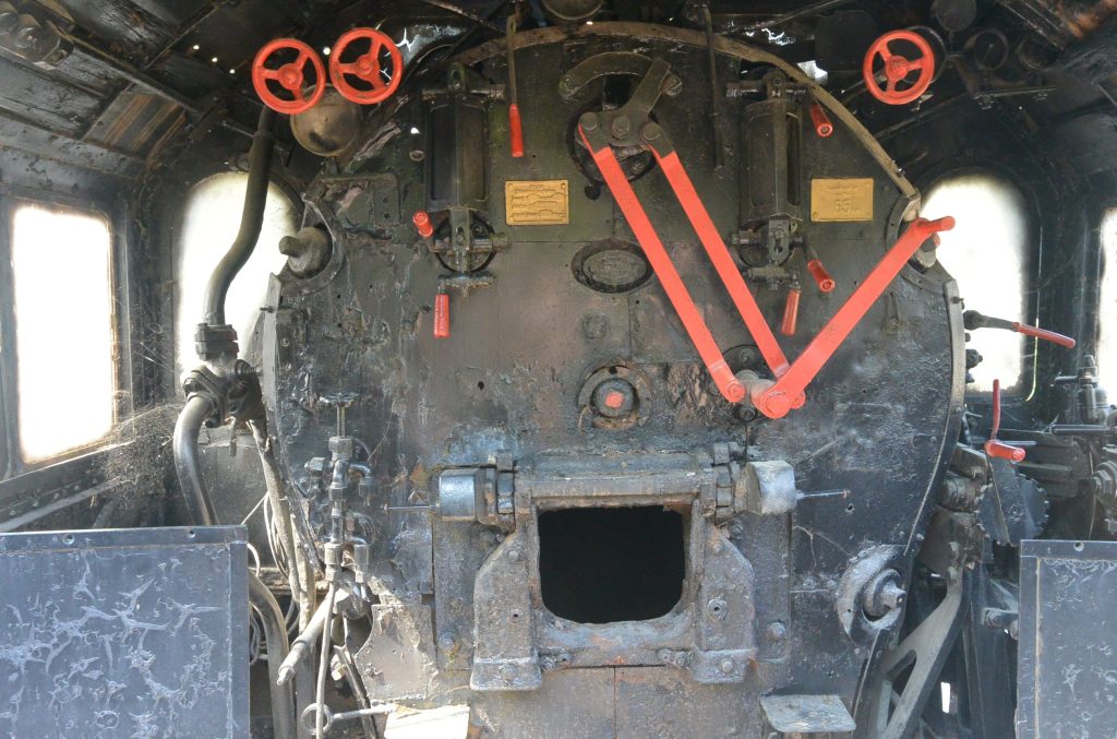 Nella cabina di una vecchia locomotiva a vapore