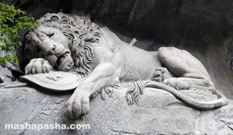 Leone morente, Lucerna