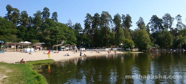 Lago e spiaggia di Puscha-Voditsa, Kiev, Ucraina