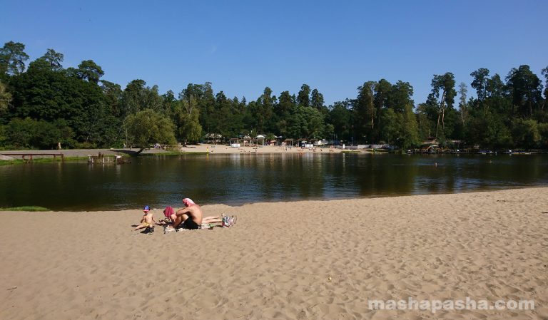 Lago e spiaggia di Puscha-Voditsa, Kiev, Ucraina