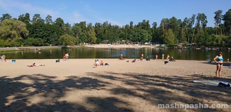 Lago e spiaggia di Puscha-Voditsa, Kiev, Ucraina