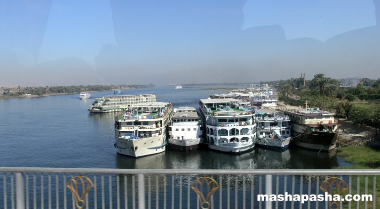 Vista panorámica del río Nilo en el puente de Luxor