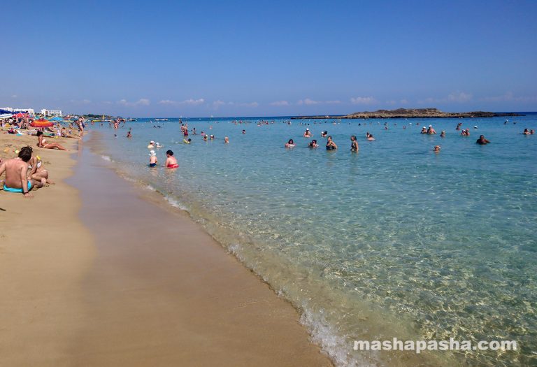 The entrance to the sea at Fig Tree Beach is very gentle. — Fig tree bay, Protaras, Cyprus