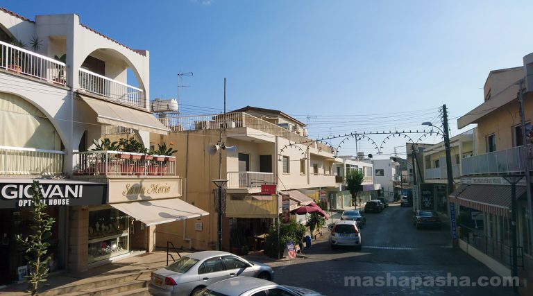 On a street in the centre of Paralimni — Paralimni city center, Cyprus