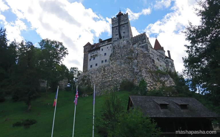 Park on the territory of Dracula's castle in Transylvania — Bran (Dracula’s) Castle, Romania