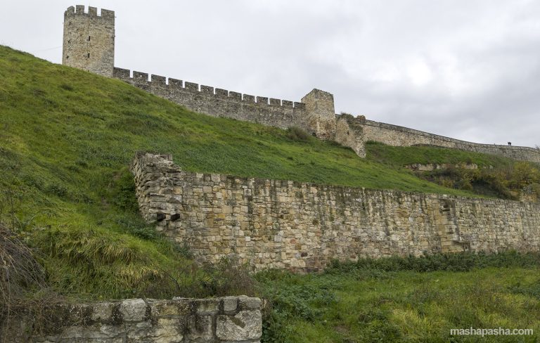 View of the fortress walls of Belgrade Fortress from the Danube side — Belgrade Fortress