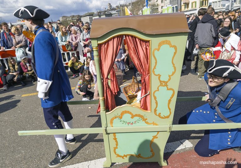 Carriage - stretcher - transport of the 18th - 19th centuries :) — Sechseläuten Carnival, Zürich, Switzerland