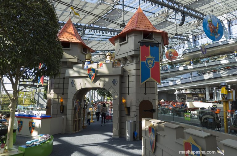 Photo of the castle in the covered pavilion — Playmobil Funpark Germany