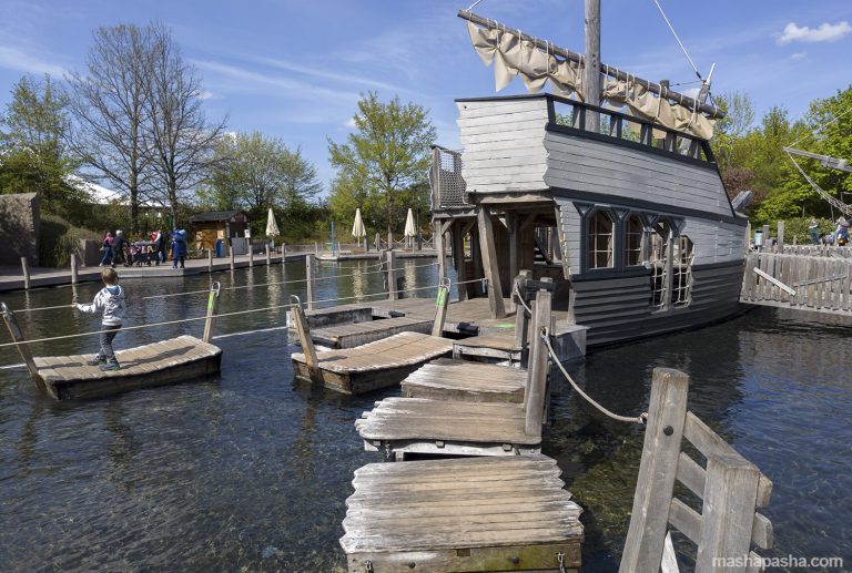 Floating platforms of the Pirate ship attraction — Playmobil Funpark Germany