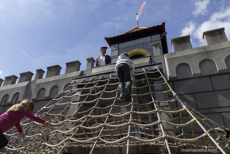 You can also enter the castle via a rope ladder. — Playmobil Funpark Germany