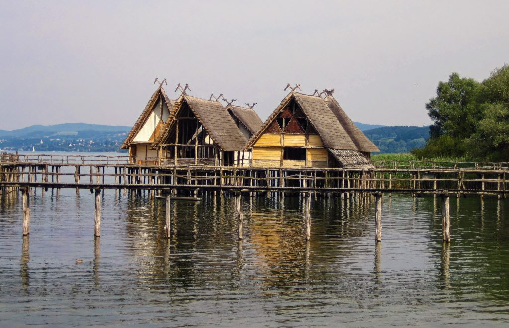 Palafitte con il tetto di paglia sopra l'acqua a Unteruhldingen