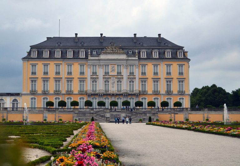 Castillos de Augustusburg y Falkenlust en Brühl, Alemania