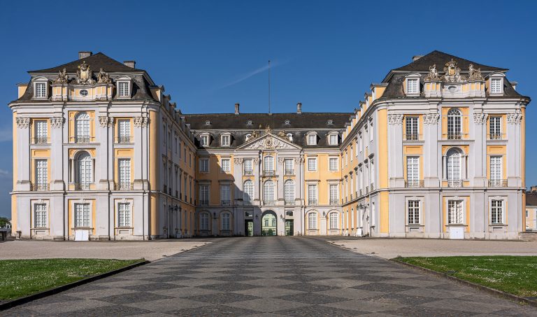 Castillos de Augustusburg y Falkenlust en Brühl, Alemania