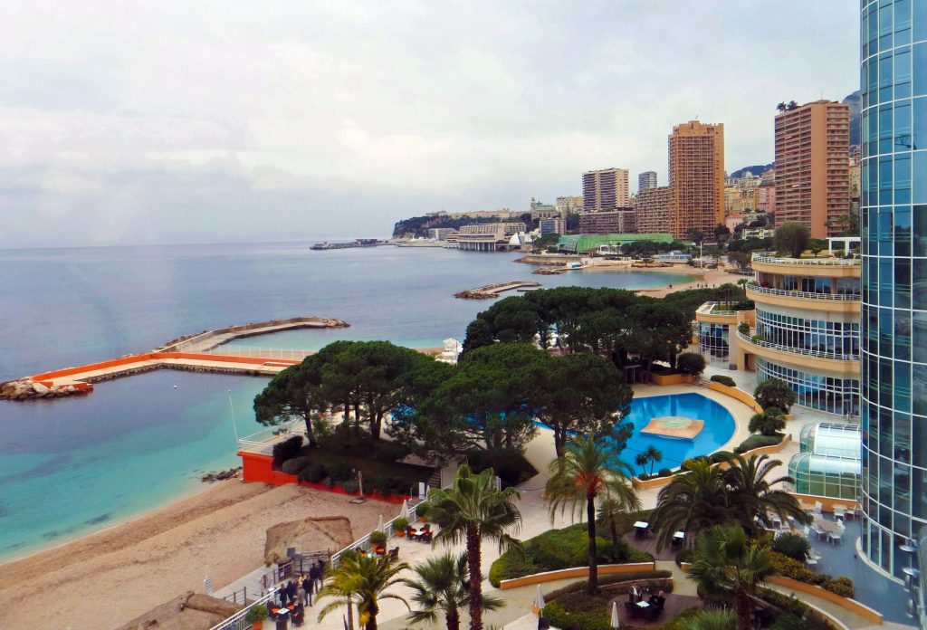 Der Larvotto-Strand mit seinen Wellenbrechern, dahinter die Hochhäuser von Monte-Carlo