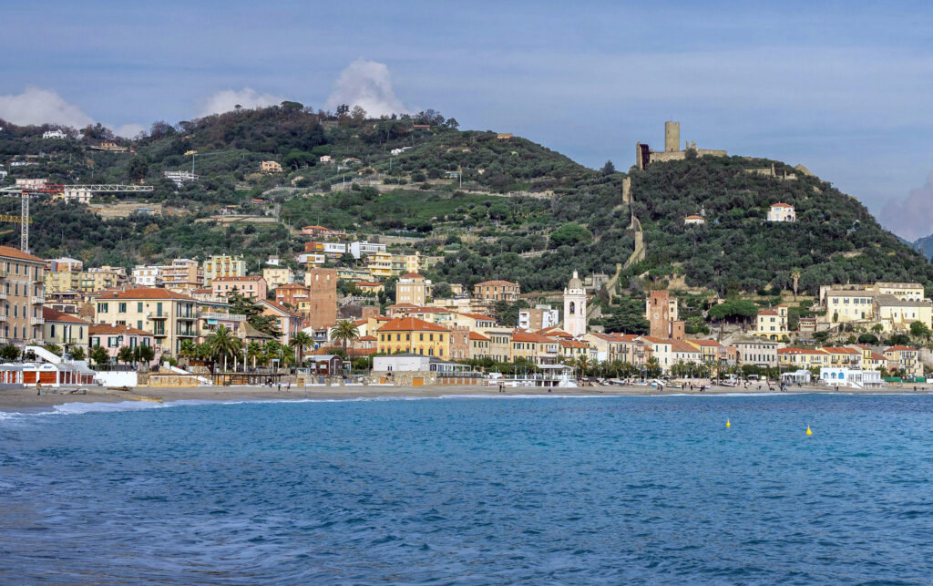 Noli vue depuis la mer, avec le château et ses remparts sur la colline