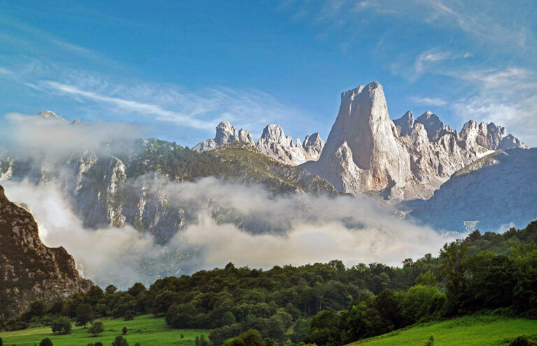 Naranjo de Bulnes (Picu Urriellu), Cabrales, Asturias. — Picos de Europa, España
