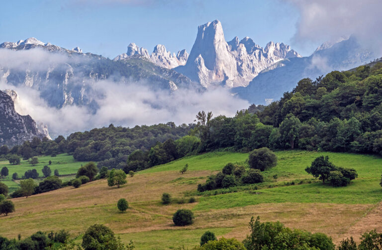 Naranjo de Bulnes (Picu Urriellu), Cabrales, Asturias. — Picos de Europa, España