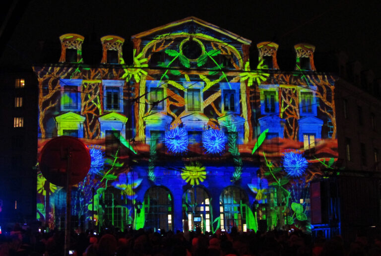Gare de Lyon Saint-Paul lors de la fête des Lumières (Nouvelle vague, Regarder avec d'autres yeux de Cindy Lo) — Fête des Lumières 2026 festival, Lyon, France