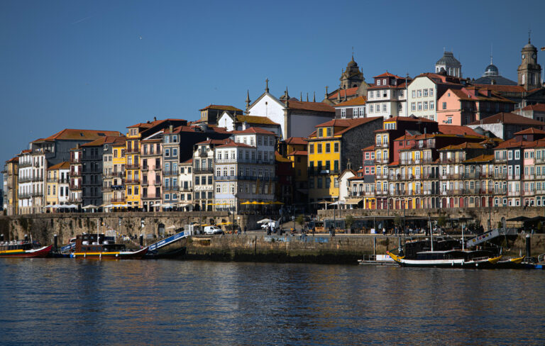 Ribeira, a orillas del río, Oporto, Portugal