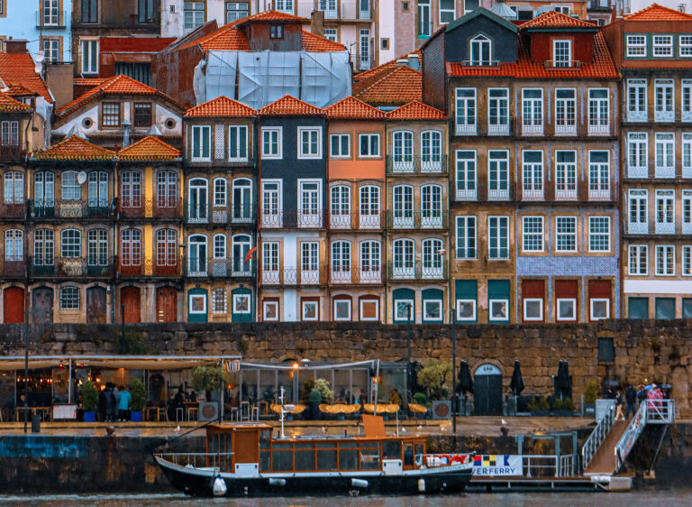 Ribeira, a orillas del río, Oporto, Portugal