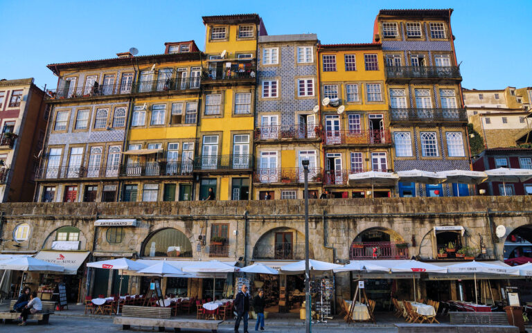 Ribeira, a orillas del río, Oporto, Portugal