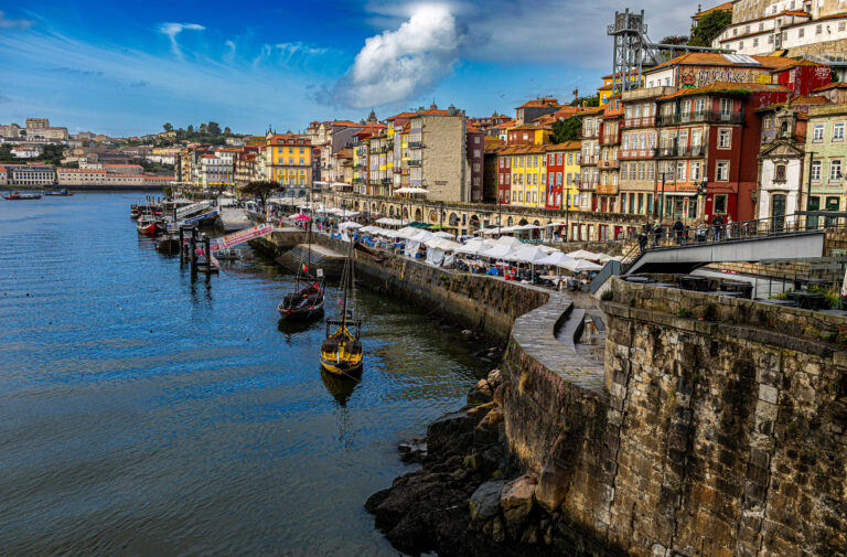 Ribeira, a orillas del río, Oporto, Portugal